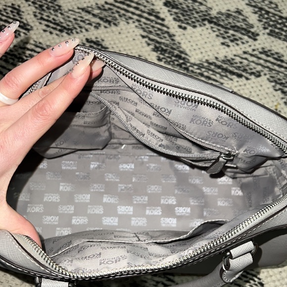 Michael Kors hand bag with crossbody strap - Picture 4 of 7